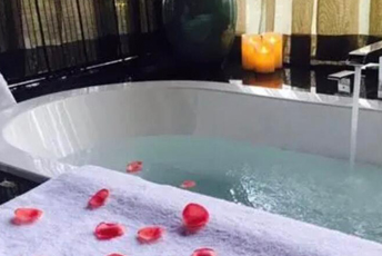 深圳宝安区水疗池中的失重冥想：当身体学会漂浮